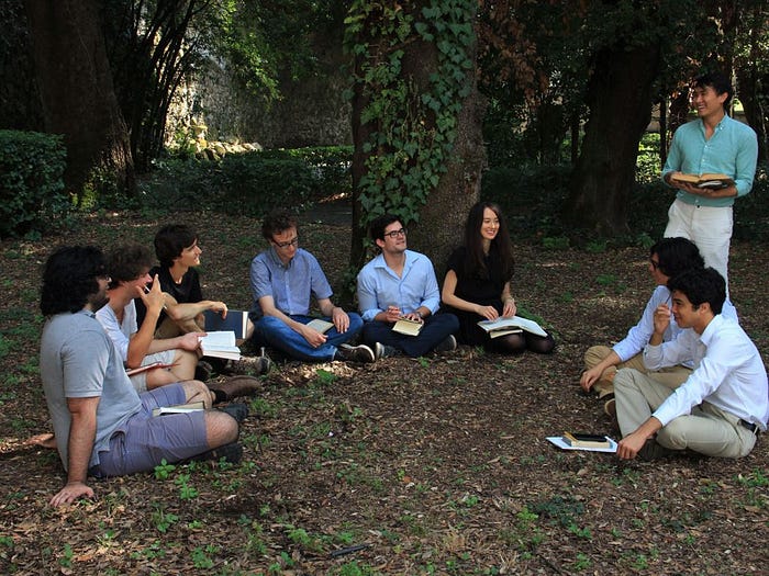  Meeting in the gardens to speak and read Latin (source: oxfordlatinitas.org)