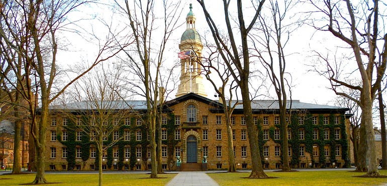  Nassau Hall, ubi oratio salutatoria haberi solebat.
