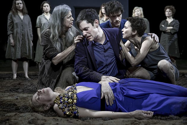 Orestes (Christophe Montenez), Electra (Suliane Brahim), Clytemnestra (Elsa Lepoivre), Pylades (Loïc Corbery), and the chorus. Euripides, Electra/Orestes, directed by Ivo Van Hove, Comédie Française. (Photo by Jan Versweyveld)
