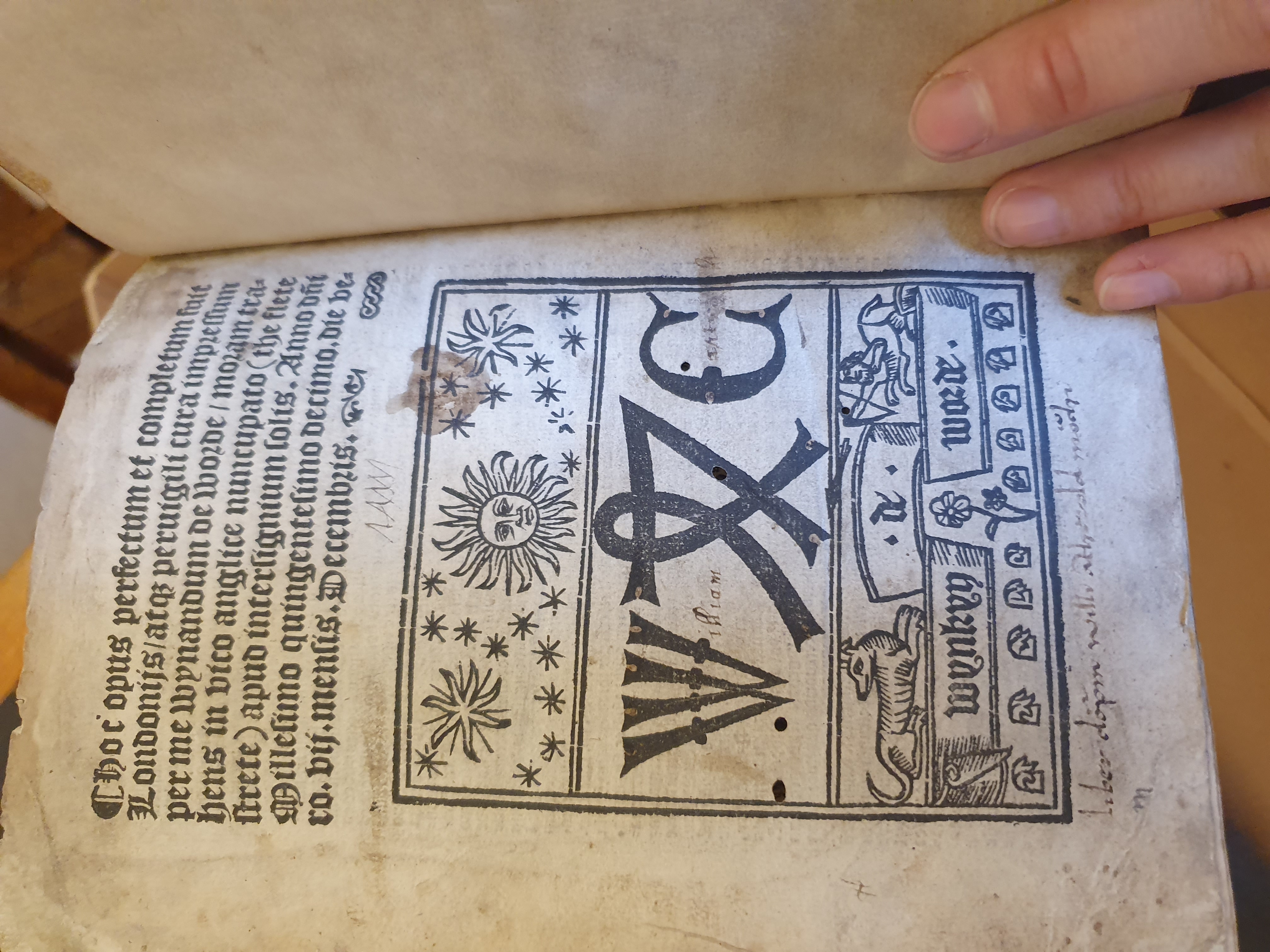 19_-_Colophon_of_the_1502_Synonyma_by_John_of_Garland._The_Publisher__Wynkyn_de_Worde__uses_the_sign_of_his_former_colleague_William_Caxton.jpg